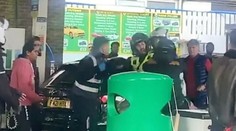 Dramatická situácia v Británii: Bitky o palivo, krik a tankovanie do igelitiek