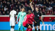 VIDEO: Rozhodca si dvakrát myslel, že simuluje, ale VAR nariadil dve penalty. Ako Bayern stratil korunu