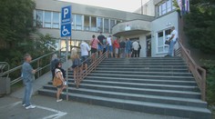 Tortúra v Nitre: Kto si chce prihlásiť či odhlásiť auto, musí stávať za svitu