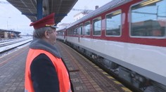 Vlak narazil do policajného auta pri Detve. Vodič si pred zrážkou sám zdvihol závory