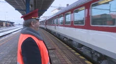 Vlak narazil do policajného auta pri Detve. Vodič si pred zrážkou sám zdvihol závory