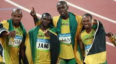 Usain Bolt prišiel o medailu z Pekingu, jeho štafetový kolega dopoval