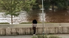 Nudili sa, a tak začali rozoberať protipovodňové zábrany. České školáčky zastavili až policajti