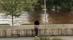 Nudili sa, a tak začali rozoberať protipovodňové zábrany. České školáčky zastavili až policajti