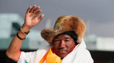Tento muž vystúpil na Mount Everest už 23. raz. Znovu prekonal svetový rekord