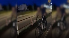 VIDEO: Takto sa deti na bicykli nevozia. Otec v Trnave ohrozil život syna nebezpečnou jazdou