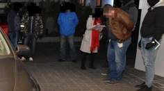 Razia na strednom Slovensku. Traja podozriví vylákali od mužov nahé fotky, potom ich vydierali