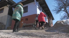 Rozpadnutá cesta vo Vlkolínci ohrozuje turistov. Miestni hovoria o hanbe