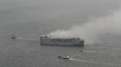 Horiacu loď s autami sa snažia odtiahnuť na bezpečnejšie miesto, hrozí ekologická katastrofa