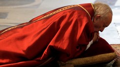 Pápež sa modlil poležiačky uprostred Baziliky sv. Petra