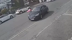 Hrôzostrašný moment. Dievča (11) vbehlo pod kolesá auta, po nehode odkráčalo po vlastných