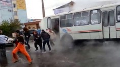 Pod autobusom vybuchol „horúci gejzír". Nastala panika