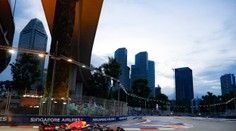 Množstvo kolízií, tropický tajfún a vypršanie dvojhodinového limitu. Singapurské peklo pre Péreza