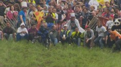 Zlomené ruky a omdlievajúci diváci! Pozrite si šialené preteky v "chytaní syra"