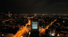 VIDEO: Výročie si pripomenuli aj v Bratislave. Na hotel Kyjev premietli zábery ruských útokov na Ukrajine