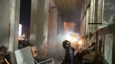 Demonštranti hádzali na Ukrajinský dom zápalné fľaše (video)