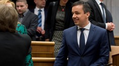 Tomáš ukázal prstom na asistenta Nicholsonovej: Zo štátneho si mal ulievať peniaze