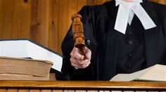 Policajt zrazil ženu na priechode, dostal len podmienku