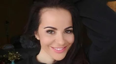 Katka Knechtová nahá vo vani. Intímne partie jej zakrývali iba kvety