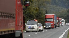 Hraničný priechod Drietoma - Starý Hrozenkov je neprejazdný. Na dve autá tam spadol strom