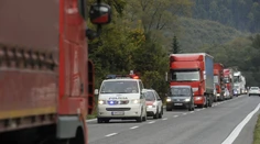 Hraničný priechod Drietoma - Starý Hrozenkov je neprejazdný. Na dve autá tam spadol strom