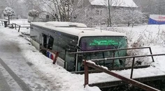 FOTO: V obci Horná Ves takmer došlo k tragédii. Autobus skončil v potoku, zastavila ho až lávka