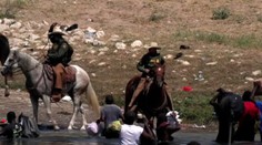 VIDEO: Scéna ako z Divokého západu. Na hraniciach USA odháňajú migrantov bičom