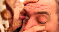 Ľudia jej platia 10 eur za to, že im olizuje oči. Starenka lieči jazykom