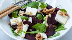 Šalát z pečenej cvikle s kozím syrom