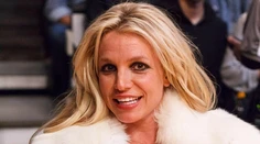Britney pozabudla, že na zápas zobrala aj deti. Vášnivé bozky a vykúkajúce prsia