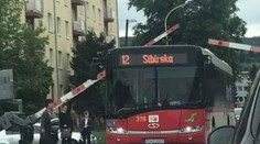Prešovský autobus prešiel na červenú a skončil medzi závorami. Ľudia v panike vybiehali von