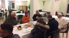 Pápež František oslávil 80. narodeniny raňajkami s bezdomovcami