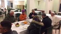 Pápež František oslávil 80. narodeniny raňajkami s bezdomovcami
