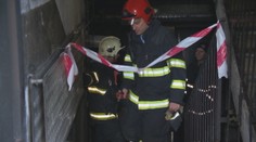 Činžiak niekto úmyselne podpálil horľavinou. Dym sa valil schodiskom, horelo aj v pivnici