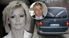 Bude pohreb už dnes? Rychtář v obleku a s kvetinami