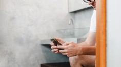 Neberte si telefón na toaletu, varuje lekár. Môže to viesť k zdravotným ťažkostiam