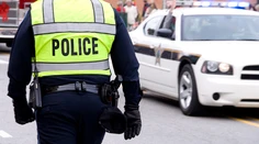 Fotografia policajtov na koňoch vedúcich černocha na lane vyvolala pobúrenie