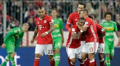 Bayern víťazne, Dortmund remizoval v divokom zápase