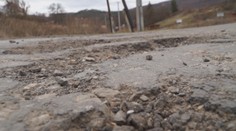 Cesta v Revúcej pripomína tankodróm. Viac ako tri desaťročia ju poriadne neopravili