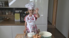 Detské bábiky vymenila za kuchynské pomôcky. Spoznajte túto trojročnú hviezdu kuchyne