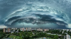 FOTO + VIDEO: Sever Talianska bičovali krúpy veľké ako grepfruity. Padol nový európsky rekord