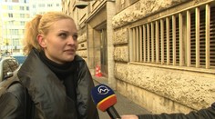Mladú ženu naháňajú úrady pre poistku na autá. Ona žiadne nemá