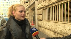 Mladú ženu naháňajú úrady pre poistku na autá. Ona žiadne nemá