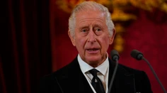 Karola III. oficiálne vyhlásili za kráľa