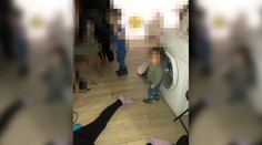 Obyvateľov skalickej bytovky zobudil v noci detský krik. V byte našli opitých dospelých a zakrvavené dieťa