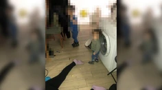 Obyvateľov skalickej bytovky zobudil v noci detský krik. V byte našli opitých dospelých a zakrvavené dieťa