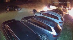 Z noci do rána prišli o autá, ktoré chceli predať. Likvidačný útok podpaľačov prišiel v najhorší možný čas