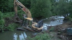 Kuriózna nehoda. Zapadnutý bager ťahali 9 hodín z vody