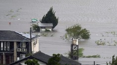 Tajfún v Japonsku udrel na pevninu, hlásia obete