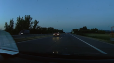 VIDEO: Dôchodca jazdil po D1 v protismere. Vodičku BMW tak vystresoval, že dvakrát prerazila oplotenie pri diaľnici